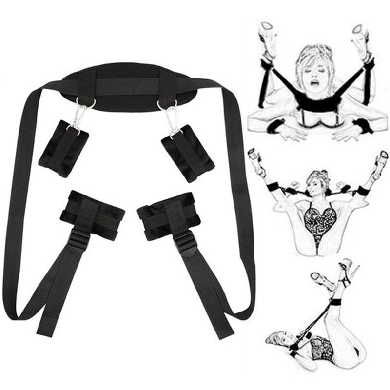 Knebel spreizt die Beine