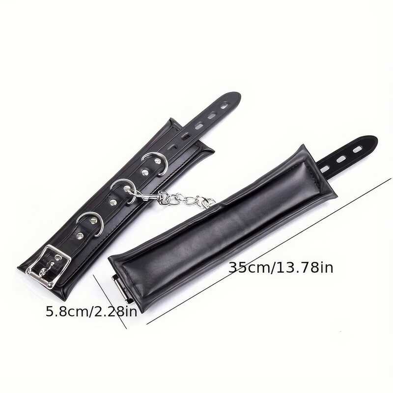 Handschellen und Vorhängeschloss aus Leder