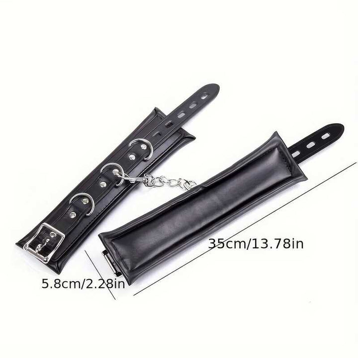 Handschellen und Vorhängeschloss aus Leder