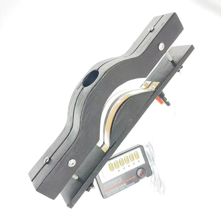 Schwarze Holzknebel und E-Stim Hodenquetscher 2