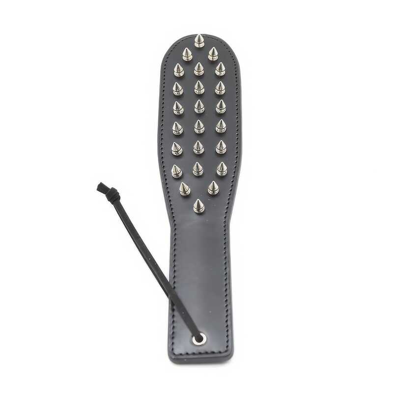 Nietenbesetztes BDSM-Accessoire