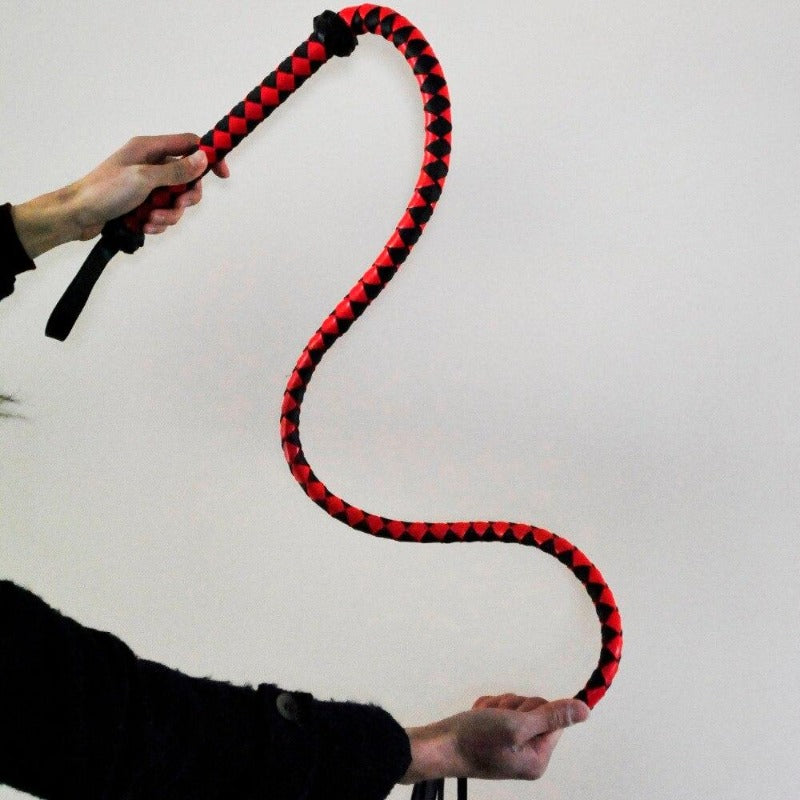 Dominante Peitsche 140 cm aus schwarzem Leder