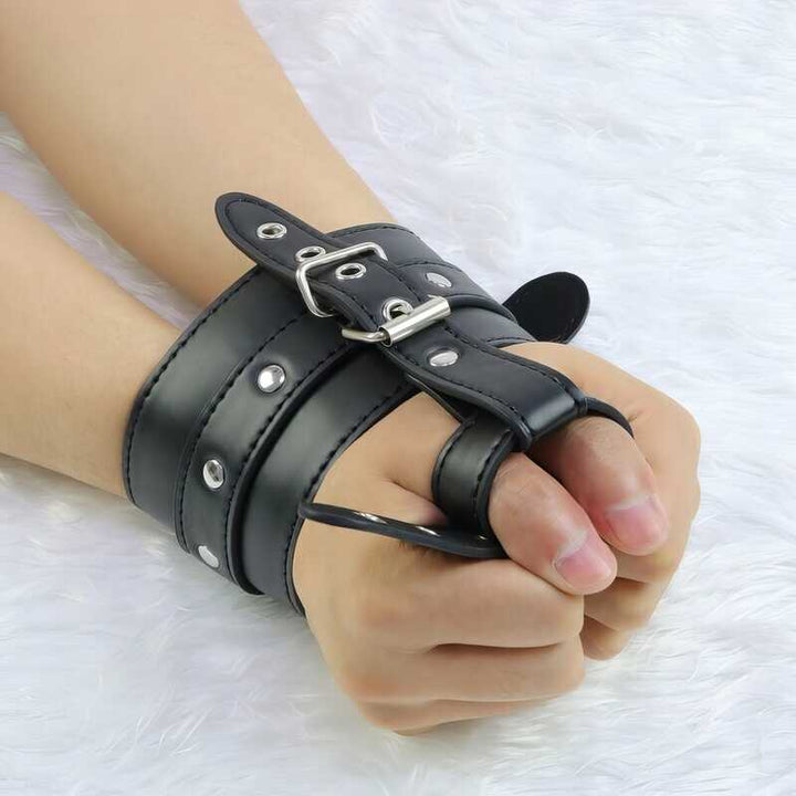 Handschellen mit Ketten und Vorhängeschlössern